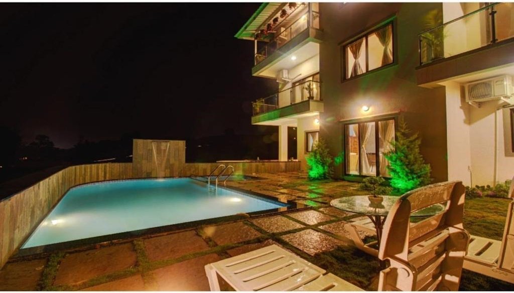 Ocean Crest Luxury Villa Mahabaleshwar swimming pool