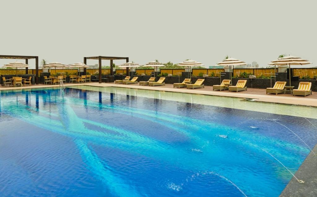 hotel with swimming pool the lalit new delhi