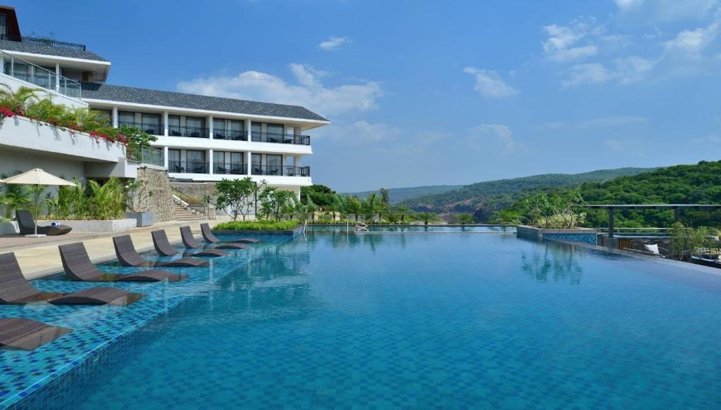 swimming pool Courtyard by Marriott Mahabaleshwar