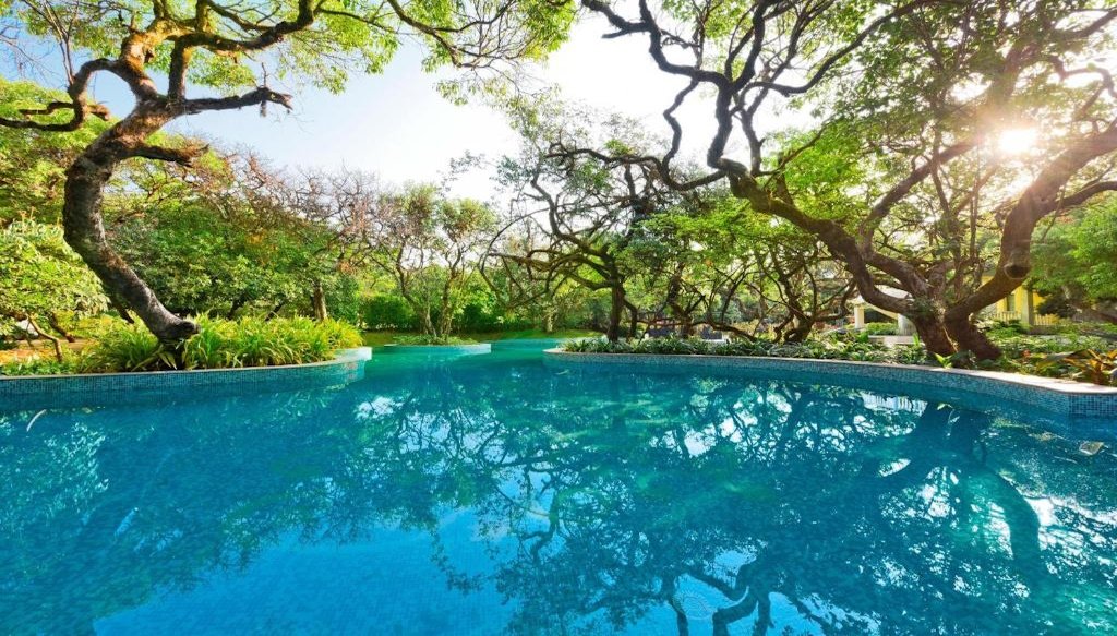 swimming pool Le Meridien Mahabaleshwar Resort & Spa