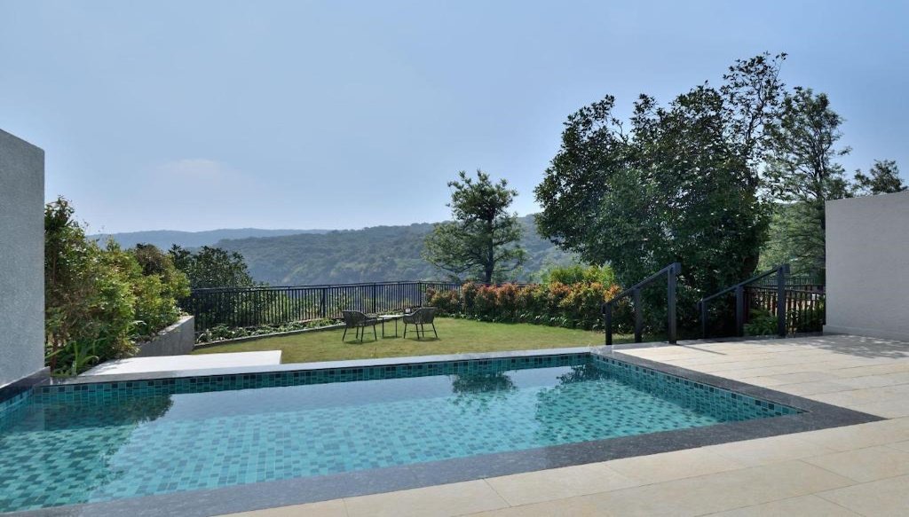 swimming pool hotel Courtyard by Marriott Mahabaleshwar