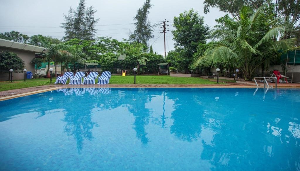 swimming pool hotel Sterling Lonavala