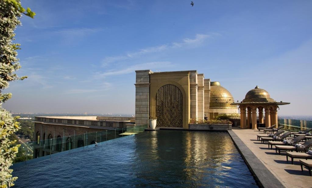 swimming pool hotel leela palace delhi