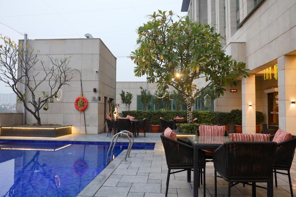 swimming pool in Crowne Plaza New Delhi Okhla