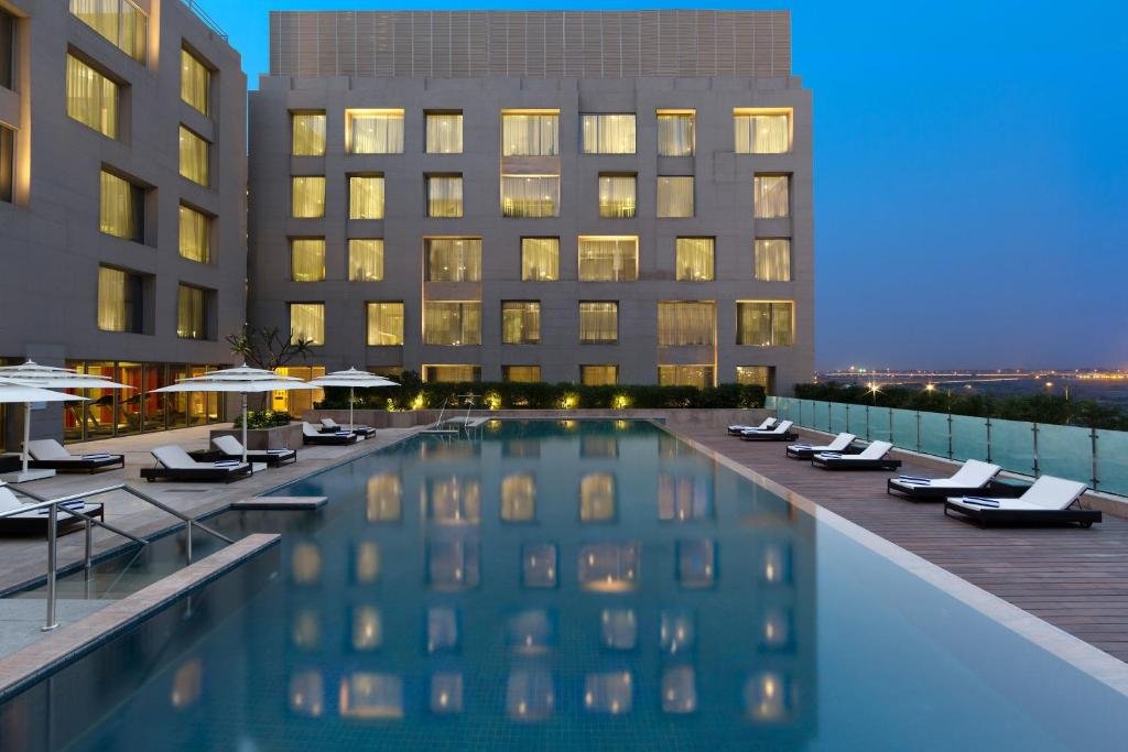 swimming pool in Holiday Inn New Delhi International Airport