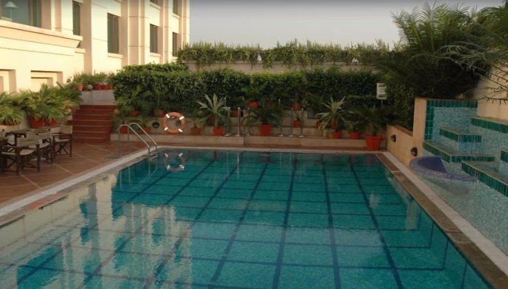 Doubletree By Hilton Varanasi hotel pool