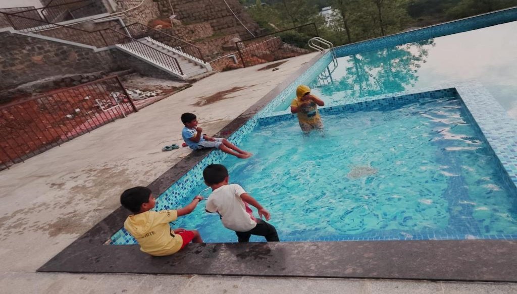 HillTop in green meadows hotel swimming poolercaud