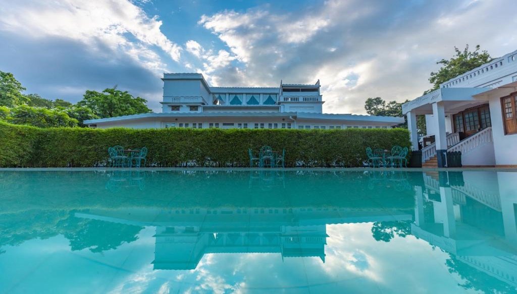 Saraca Hotel in Lucknow with swimming pool