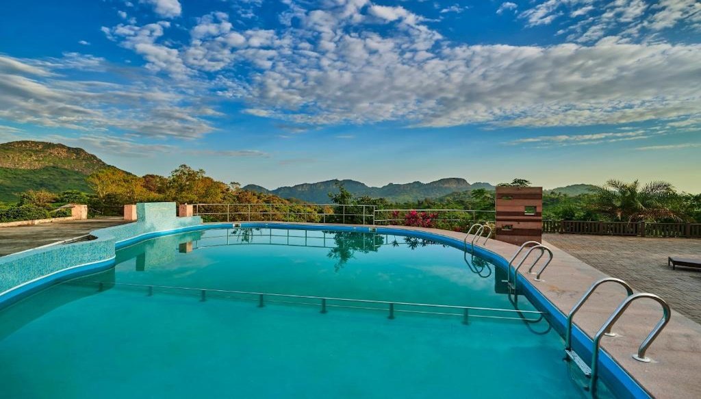 hotel Sterling with swimming pool Mount Abu