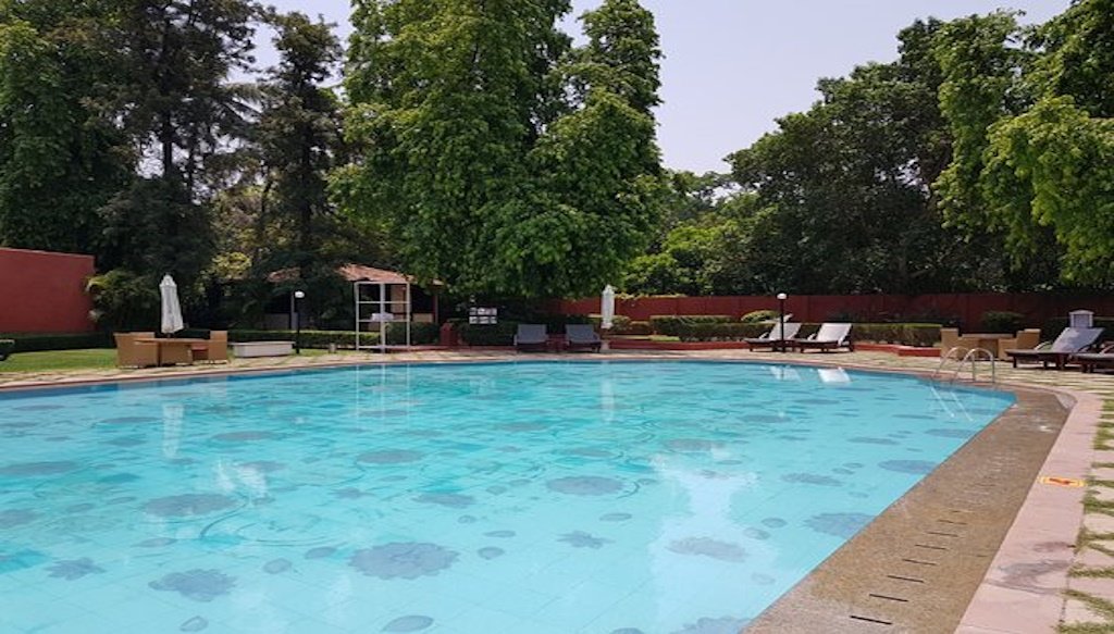 swimming pool hotel Taj Ganges Varanasi