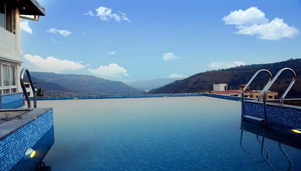 Divine Boutique Hotel Panchgani pool