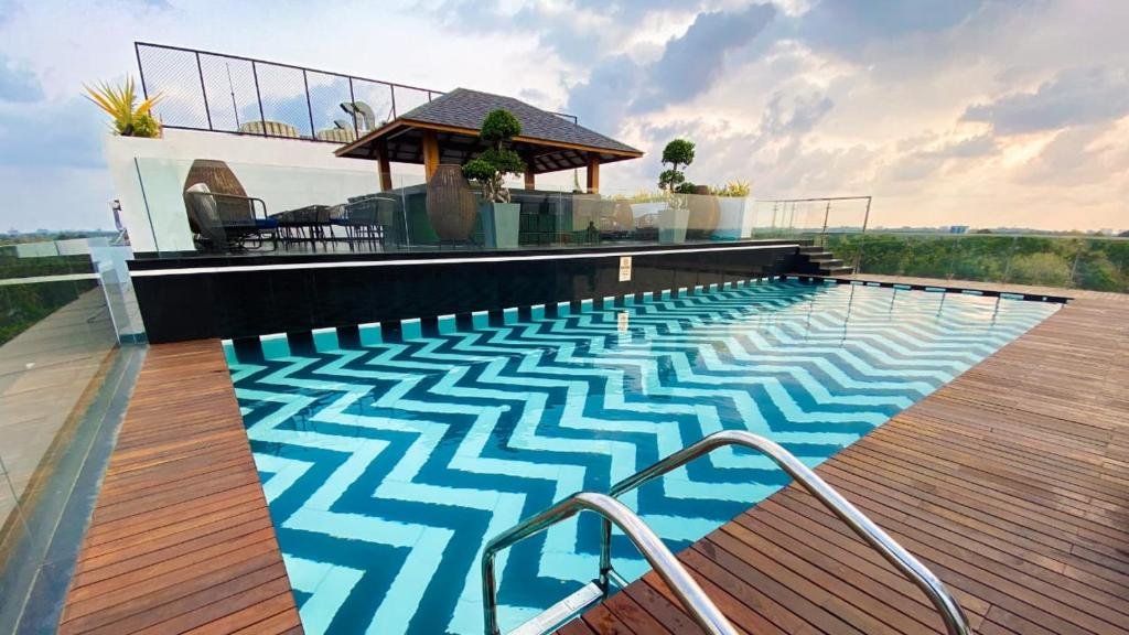 Noah Sky Suites pool hotel in kochi