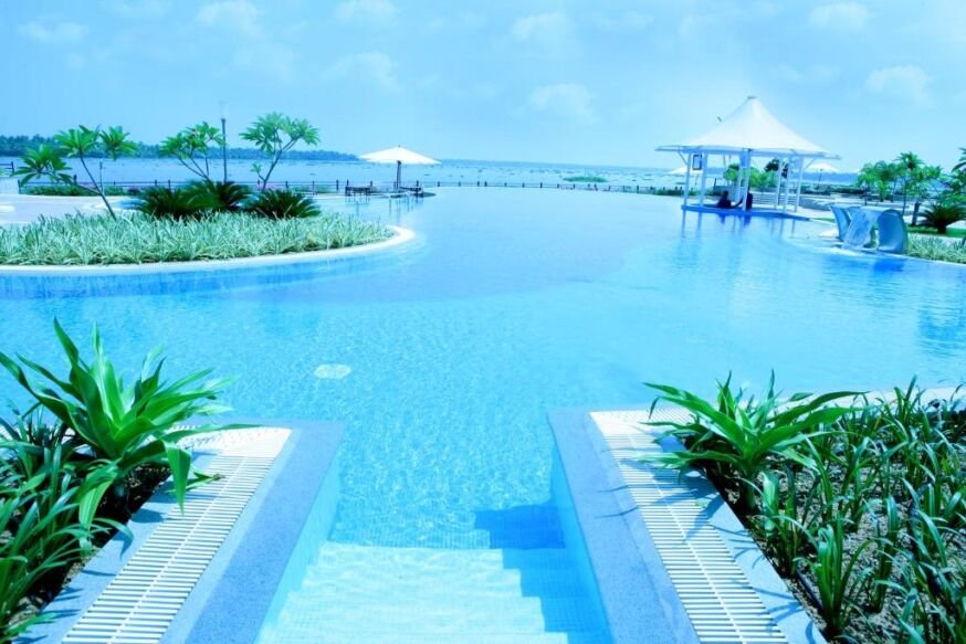 Ramada Resort by Wyndham Kochi swimming pool