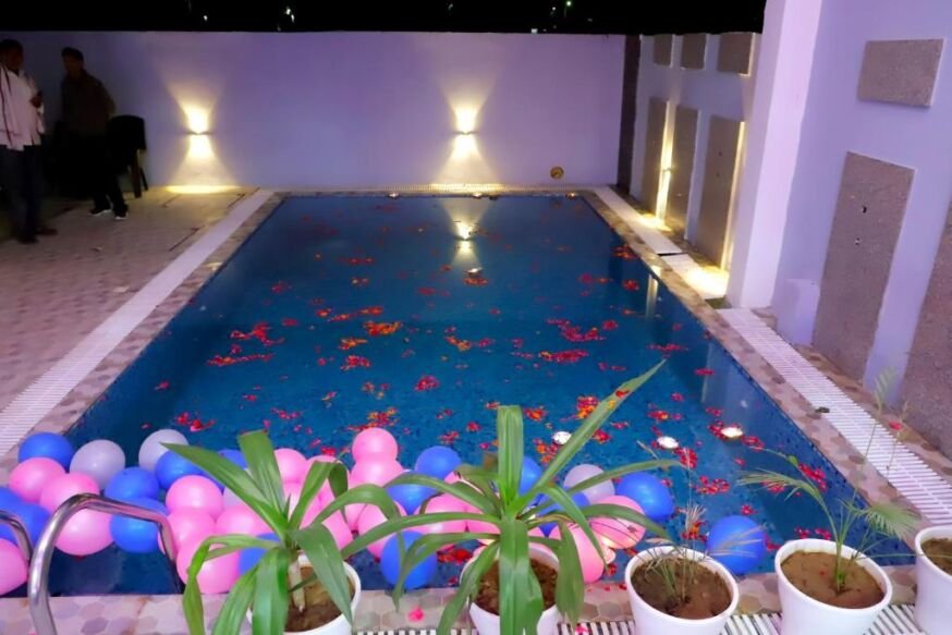 Vrindavan hotel Vrindwoods swimming pool