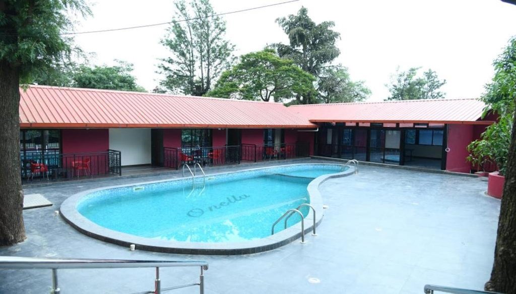 hotel with pool in Panchgani Onella Regency