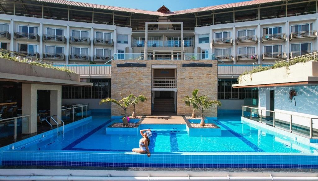 swimming pool The Cliff Resort & Spa Panchgani