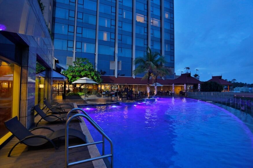 swimming pool hotel Crowne Plaza Kochi