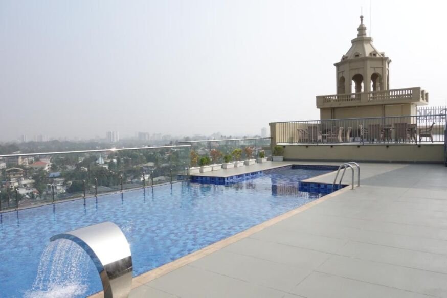 swimming pool hotel Ginger Kochi Kalamassery