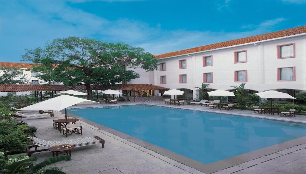 swimming pool hotel Trident Cochin