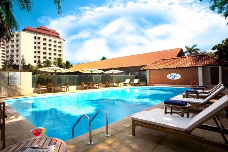 swimming pool in kochi hotel Vivanta Ernakulam