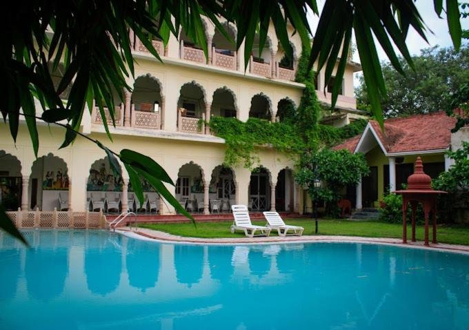 Hotel Bissau Palace swimming pool jaipur