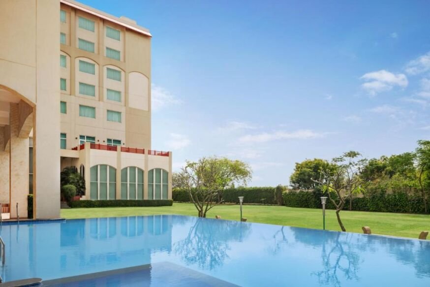 swimming pool hotel Ramada by Wyndham Jaipur